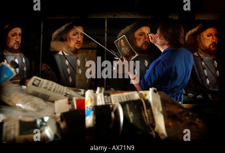 Fabricant Keith Pettit dans son studio de Sussex à travailler sur un Henry VIII enseigne de pub. Photo par Jim Holden. Banque D'Images