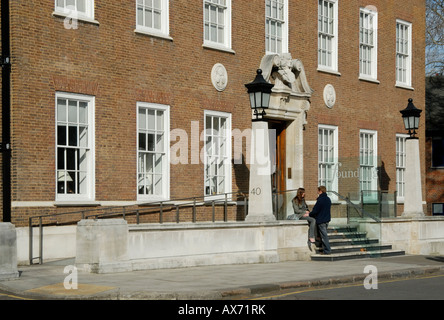 Musée Foundling avec jeune couple sympathique sur les étapes d'entrée, Brunswick Square, Bloomsbury, Londres, Angleterre Banque D'Images
