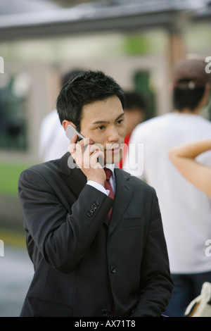 Businessman conversant sur son téléphone cellulaire, portrait Banque D'Images