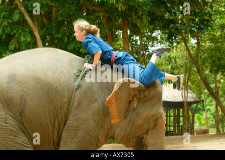 Adolescente démontre l'éléphant à montage avancé et l'éléphant Mahout Training School près de Lampang Thaïlande du nord Banque D'Images