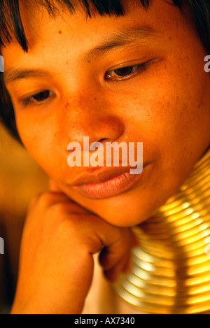 Baidjan jeune femme Kayan, Birmans réfugiés hilltribe village Ban Huay Sao Thao nord Thaïlande Banque D'Images