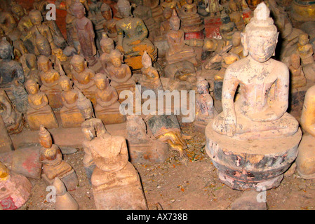 Les images de Bouddha en bois doré et au grottes de Pak Ou, sur le Mékong, 25 kilomètres en amont de Luang Prabang. Banque D'Images