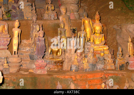 Les images de Bouddha en bois doré et au grottes de Pak Ou, sur le Mékong, 25 kilomètres en amont de Luang Prabang. Banque D'Images