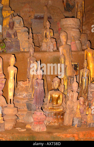 Les images de Bouddha en bois doré et au grottes de Pak Ou, sur le Mékong, 25 kilomètres en amont de Luang Prabang. Banque D'Images