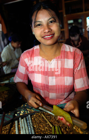 Jeune femme faisant (y compris ceux à Lac Inle en Birmanie Myanmar Banque D'Images