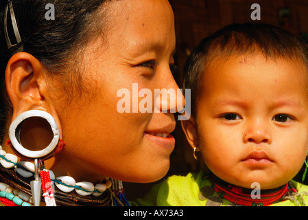 Enfant avec de grandes oreilles, Kayaw mère hilltribe village de réfugiés birmans en Thaïlande du nord Banque D'Images