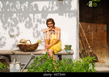 Young woman relaxing on bench, portrait Banque D'Images