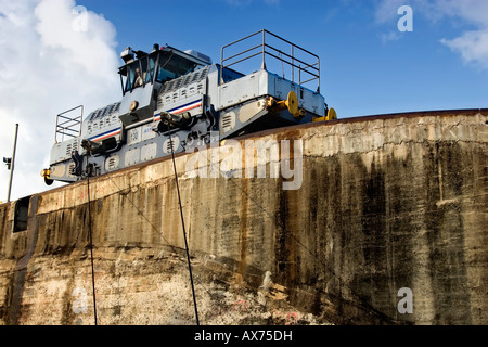 Locomotive électrique dans le canal de Panama, Gatún Banque D'Images