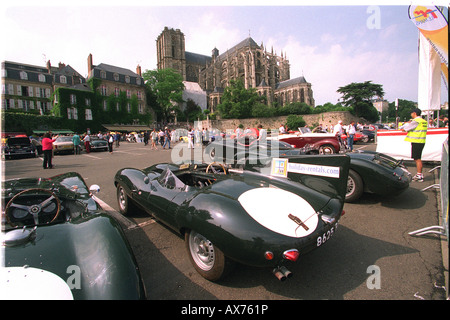 Historic 24 Heures du Mans Jaguar D type parc en face de la cathédrale au Mans, France en 2003 Banque D'Images