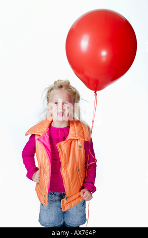 Girl (8-9) holding red balloon, portrait Banque D'Images