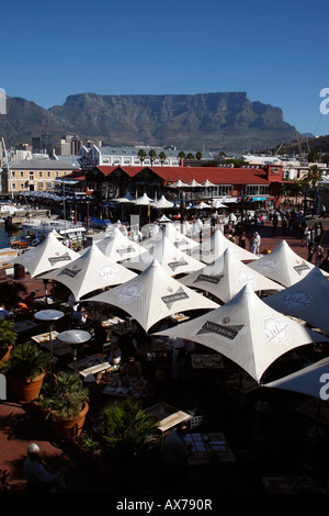 Donnant sur les cafés et restaurants de quay 5 v&A Waterfront Cape town western cape province afrique du sud Banque D'Images