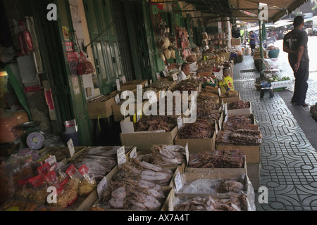 Thai fish market stall Bangkok. La vente du poisson séché. Banque D'Images