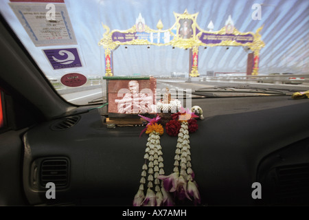 Taxi de l'aéroport de Suvarnabhumi International de Bangkok (BKK) à la célébration par le biais de pare-brise à Bankok arch du roi. Banque D'Images