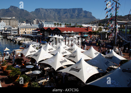 Donnant sur les cafés et restaurants de quay 5 v&A Waterfront Cape town western cape province afrique du sud Banque D'Images