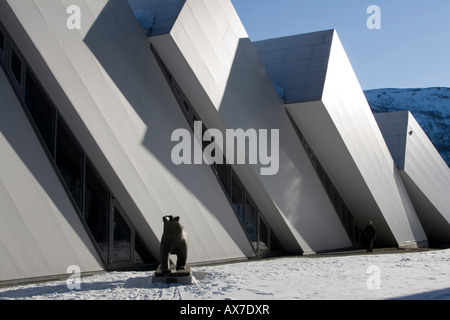 Statue de l'ours polaire à l'extérieur est le Polaria plus au nord de l'aquarium. Il est situé dans la région de Tromsø, dans le nord de la Norvège Banque D'Images