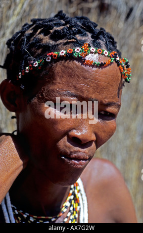 San Bushman femme avec perles de verre et perles d'autruche Région Otjozondjupa Banque D'Images