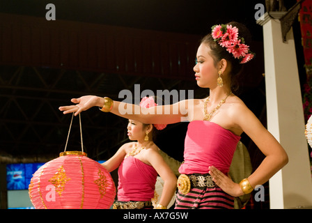 Les danseurs folkloriques traditionnels dans le bazar de nuit Chiang Mai Thaïlande Banque D'Images