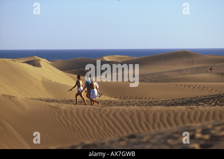 Les gens sur les dunes de sable au soleil, Maspalomas, Gran Canaria, Îles Canaries, Espagne, Europe Banque D'Images