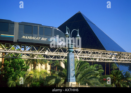 Avec le Skytrain Luxor, Luxor Hotel and Casino, Las Vegas Boulevard, Las Vegas, Nevada, USA Banque D'Images