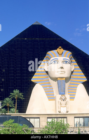 Le Skytrain et Luxor, Luxor Hotel and Casino, Las Vegas Boulevard, Las Vegas, Nevada, USA Banque D'Images