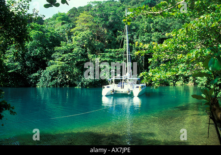 Bateau à la lagune, dans la lumière du soleil, Blue Lagoon, Port Antonio, Portland, Jamaïque, Caraïbes, Amérique Latine Banque D'Images