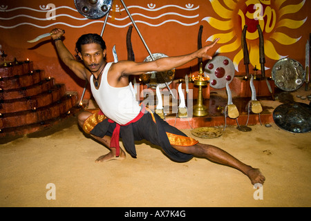 Arts martiaux Kalarippayattu performer dans l'attaque de pose, Kerala Centre Kalari, Kumily, Kerala, Inde Banque D'Images