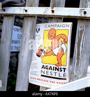 Campagne de boycott contre Nestlé Food Company le lait bébé produits au Hay Festival Hay-on-Wye, au Pays de Galles UK 2002 Banque D'Images