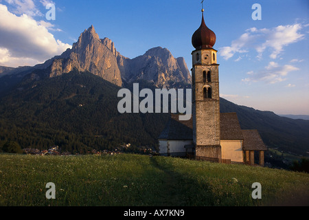 Eglise de Saint Valentin avec Scilliar Mountain, Siusi, Alto Adige, Italie Banque D'Images