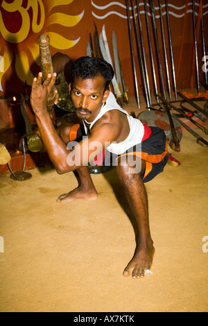 Artiste des arts martiaux Kalarippayattu accroupie, Kerala Kalari Centre, Kumily, Kerala, Inde Banque D'Images