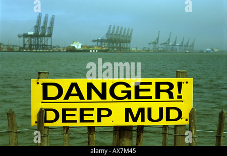 La boue profonde Danger sign, port de Felixstowe, Suffolk, UK. Banque D'Images