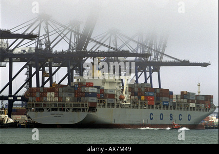 Cosco Antwerp le long du quai Trinity au port de Felixstowe dans le Suffolk. Banque D'Images