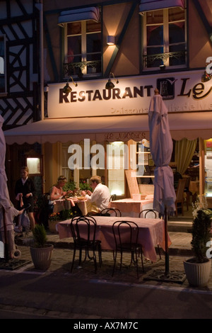 Repas du soir en famille à l'extérieur restaurant dans le centre de Saint Valery sur Somme Banque D'Images