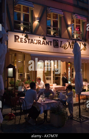 Repas du soir en famille à l'extérieur restaurant dans le centre de Saint Valery sur Somme Banque D'Images