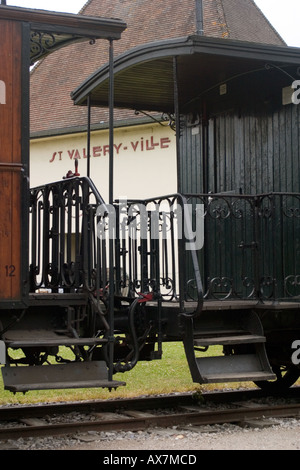 Train à vapeur traverse la baie de Somme en tenant les touristes pour une vue unique de la Baie de Somme St Valery sur Somme Banque D'Images