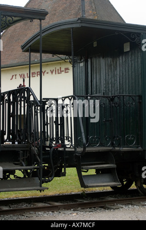 Train à vapeur traverse la baie de Somme en tenant les touristes pour une vue unique de la Baie de Somme St Valery sur Somme Banque D'Images