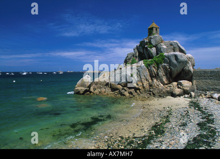 Kapelle auf dem Felsen, Port Blanc, Kueste, Bretagne, Bretagne Frankreich Frankreich Kueste Banque D'Images