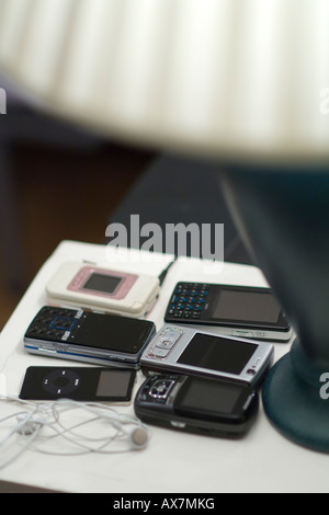 Assortiment de téléphones mobiles sous lamp Banque D'Images