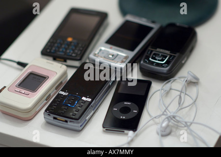 Assortiment de téléphones mobiles sous lamp Banque D'Images