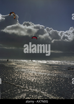 Kite surfeurs surf, les vagues dans le soleil de l'après-midi. À Lytham St Annes beach dans le Lancashire. A quelques minutes de marche de Blackpool. Banque D'Images