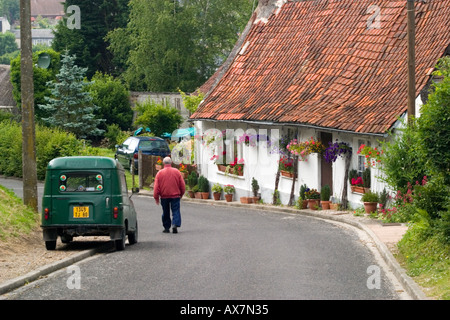 Petite maison dans la banlieue de St Valery sur Somme avec des fleurs Banque D'Images