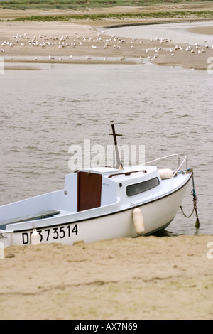 Petit bateau amarré dans la baie de Somme à St Valery sur Somme Banque D'Images