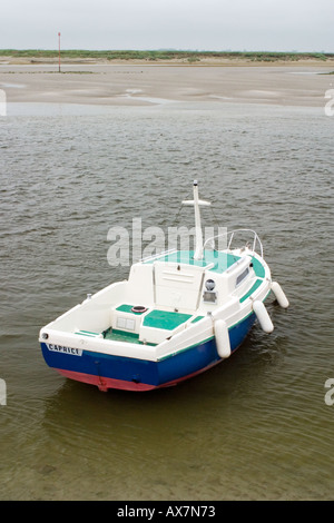 Petit bateau amarré dans la baie de Somme à St Valery sur Somme Banque D'Images