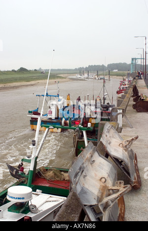 Quai de Le Crotoy bateau de pêche avec les directeurs du scrutin Banque D'Images