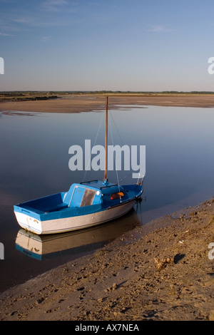 Petit bateau amarré dans la baie de Somme à Saint Valery sur Somme Banque D'Images