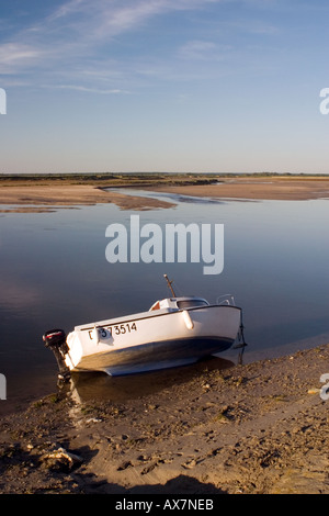 Petit bateau amarré dans la baie de Somme à Saint Valery sur Somme Banque D'Images