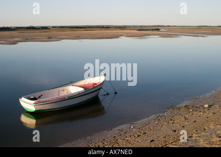 Petit bateau amarré dans la baie de Somme à Saint Valery sur Somme Banque D'Images