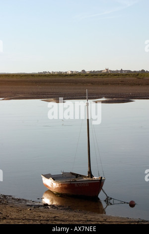 Petit bateau amarré dans la baie de Somme à Saint Valery sur Somme Banque D'Images