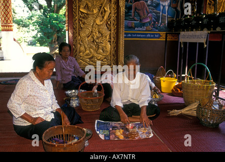 Les thaïs personne adultes femmes femmes mûres adorateurs de Wat Chedi Yod Chiang Mai Chiang Mai Province Thaïlande Asie Banque D'Images