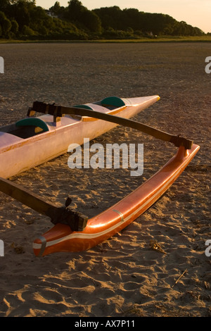 Détail de pirogues sur la plage de St Valery sur Somme que le soleil commence à définir Banque D'Images