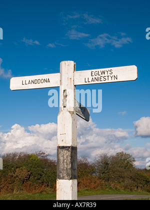 Panneau en bois avec des noms de lieu Llanddona Gallois Ile d'Anglesey au nord du Pays de Galles UK Banque D'Images